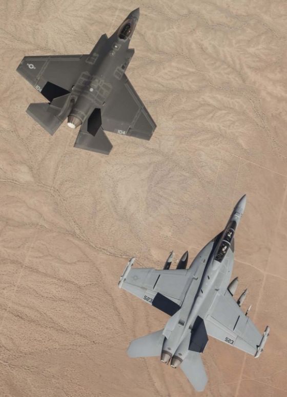 Самолеты F-35C и F/A-18